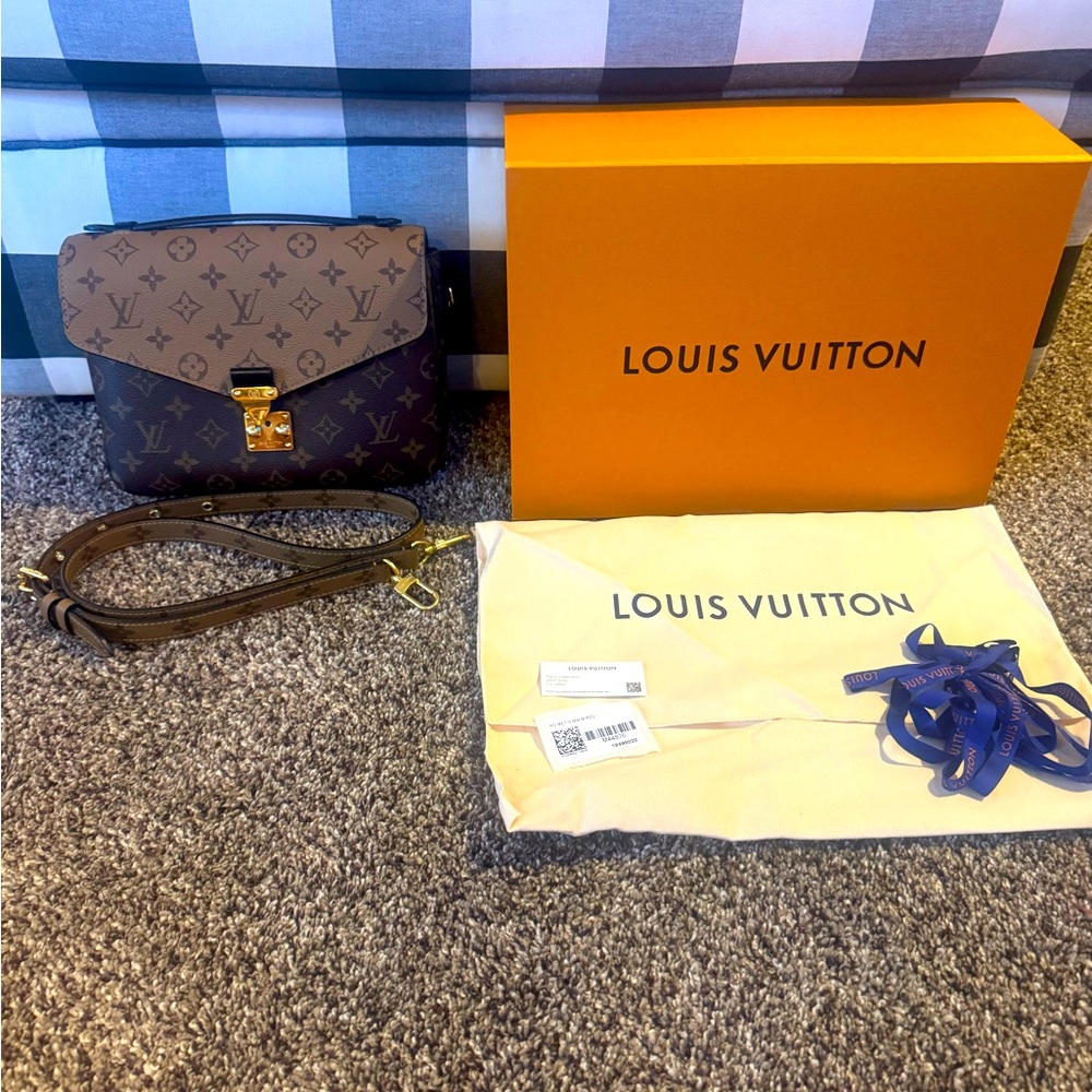 AUTHENTIC LOUIS VUITTON Handbag/purse
Pochette Metis,M44876,rev monogram canvas